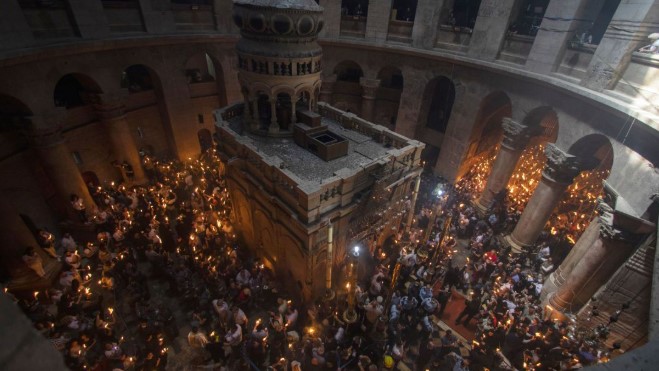 Благодатний вогонь зійшов у храмі Гробу Господнього в Єрусалимі Благодатний вогонь зійшов у храмі Гробу Господнього в Єрусалимі